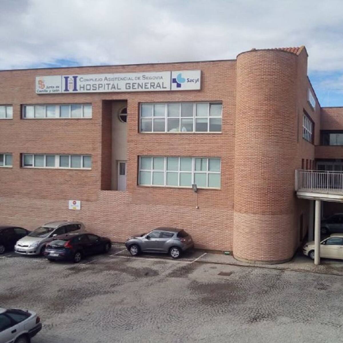 El Hospital de Segovia habilita la puerta de acceso a consultas externas y permite dos acompañantes por paciente
