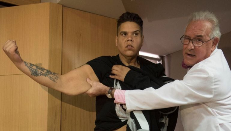 Juan Manuel Heredia muestra los colgajos a eliminar en la intervención quirúrgica junto a su médico