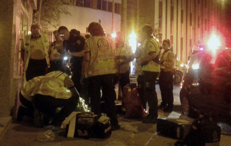 Miembros de Emergencias Madrid atienden al hombre de 57 años que murió apuñalado.