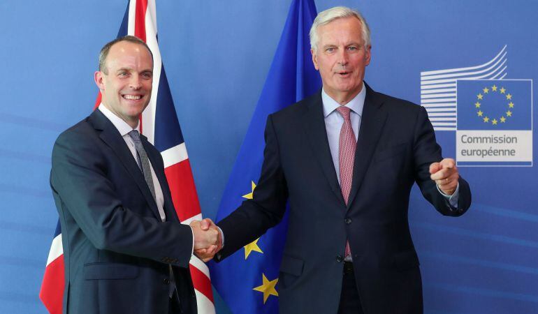 El nuevo ministro británico para el &quot;brexit&quot;, Dominic Raab (izda), es recibido por el negociador jefe de la Unión Europea (UE), Michel Barnier, a su llegada a la reunión mantenida en Bruselas, Bélgica, el 19 de julio del 2018. 