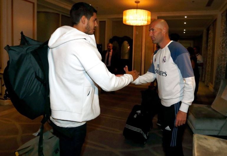 Álvaro Morata saluda a Zinedine Zidane 