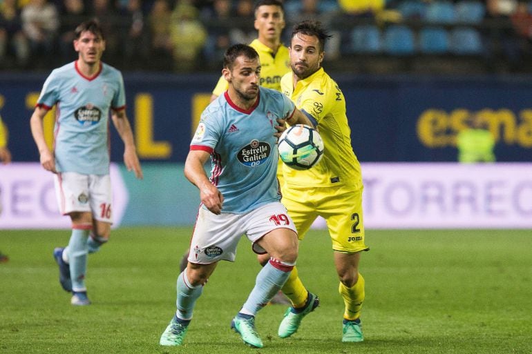 El lateral del Celta Jonny trata de escapar de Mario