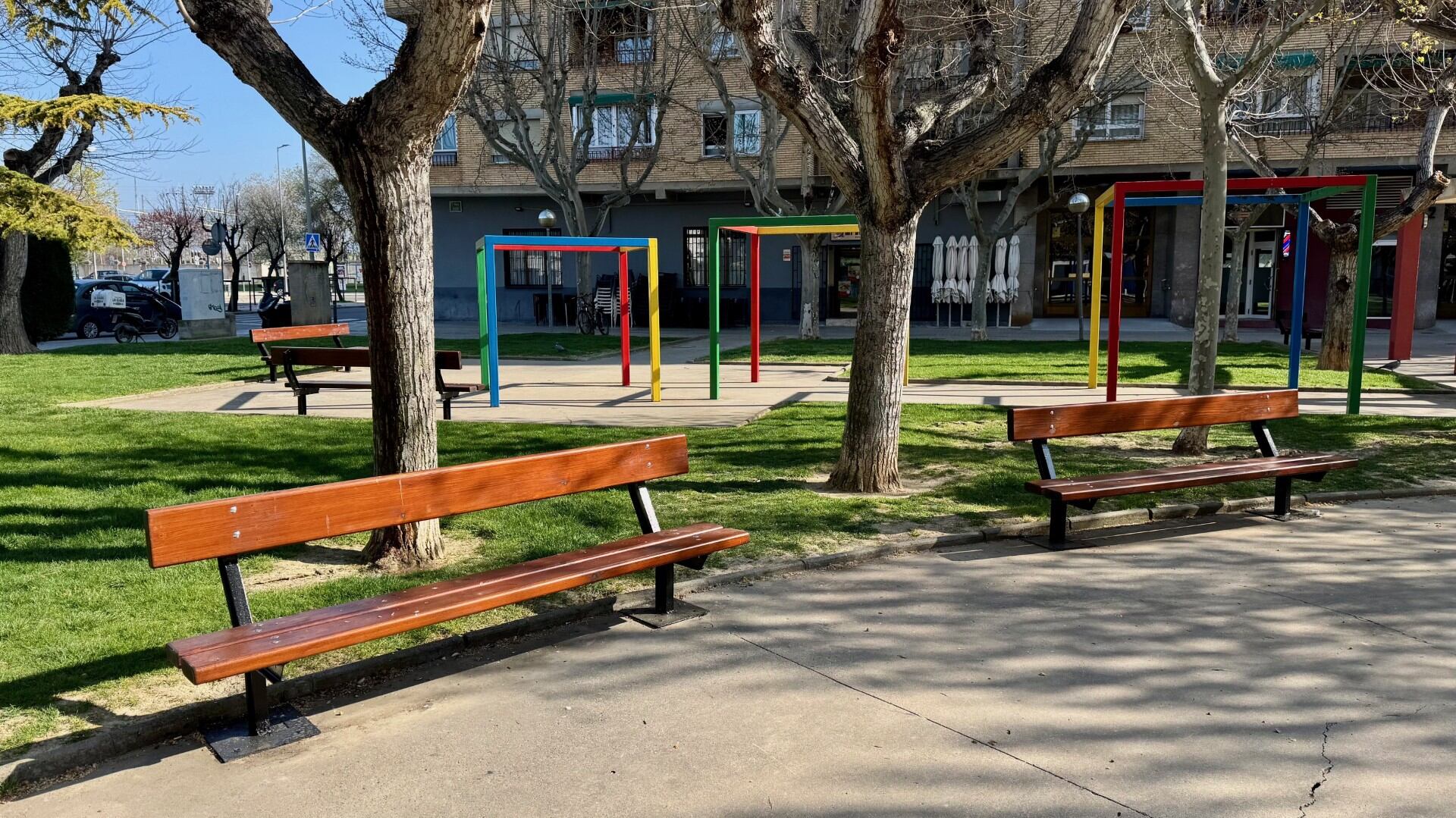 Aspecto de los bancos de la plaza Lérida