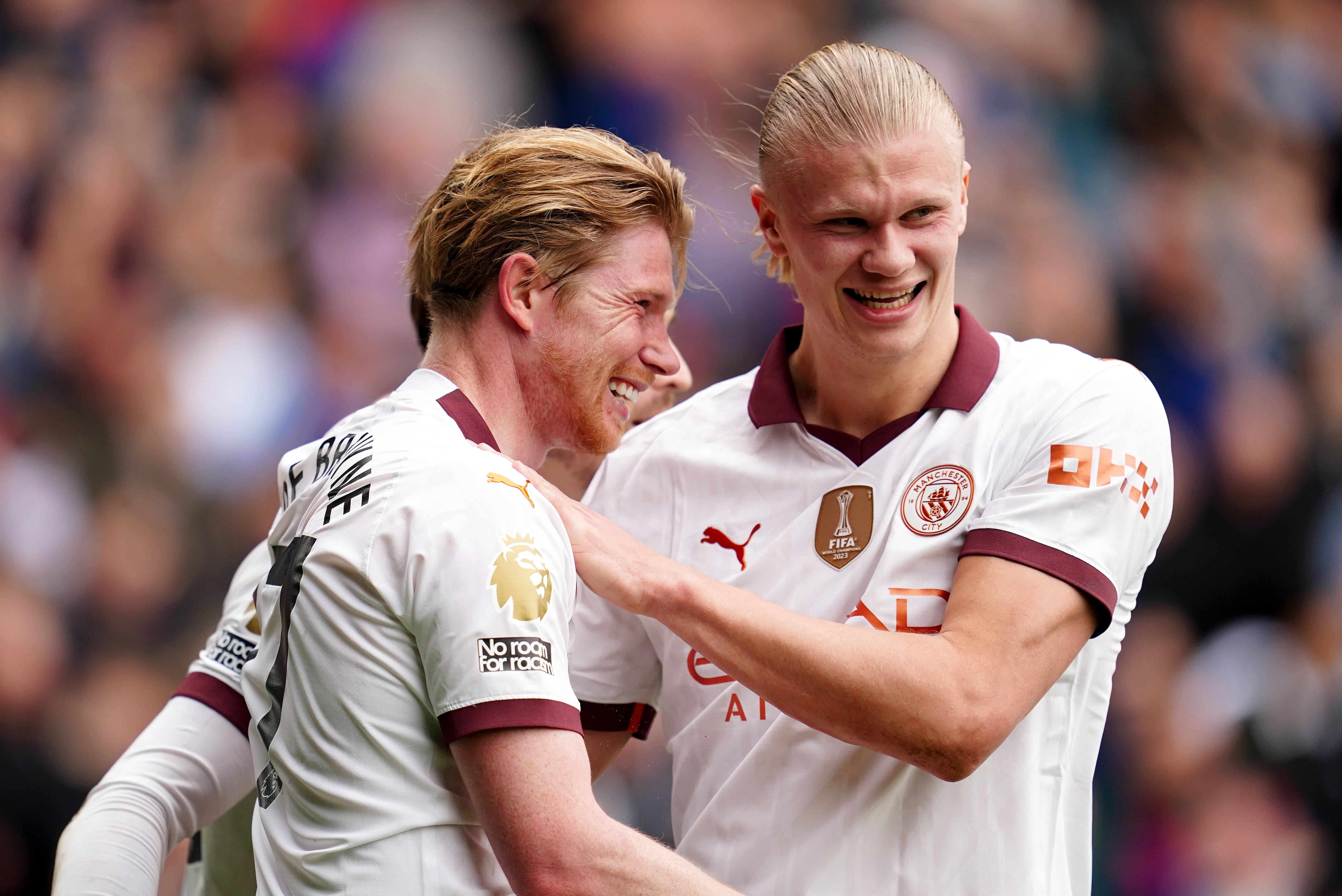 Erling Haaland y Kevin de Bruyne celebran un gol del Manchester City ante el Crystal Palace en Premier League