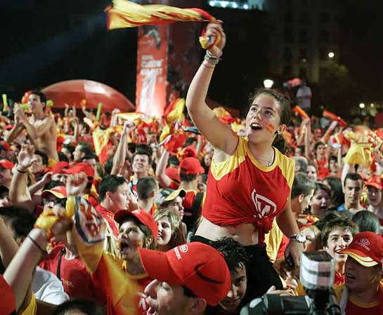 Alrededor de 65.000 personas, según datos de la policía municipal de la capital de España, atestaron la Plaza Colón de Madrid y sus alrededores para presenciar el triunfo de la selección española en la final de la Eurocopa de fútbol.