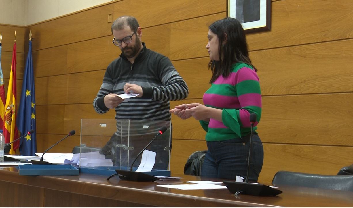 Recuento de votos en la Mancomunitat de Municipis para readmitir a Borja Gironés.
