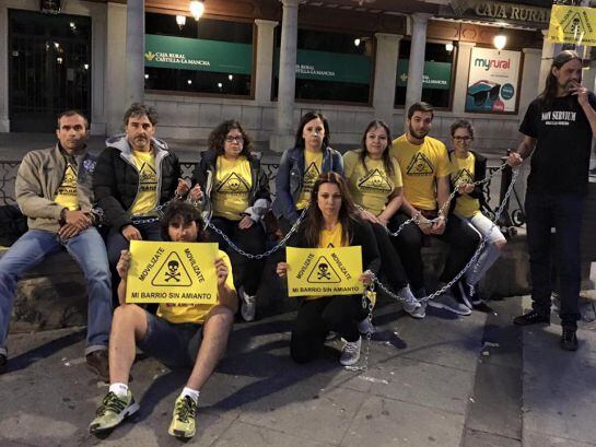 Vecinos encadenados en Toledo para protestar por la forma de retirada del amianto del Polígono