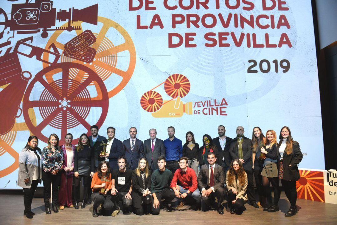 Foto de familia de los premiados en el III Certamen de Cortos de la Provincia de Sevilla