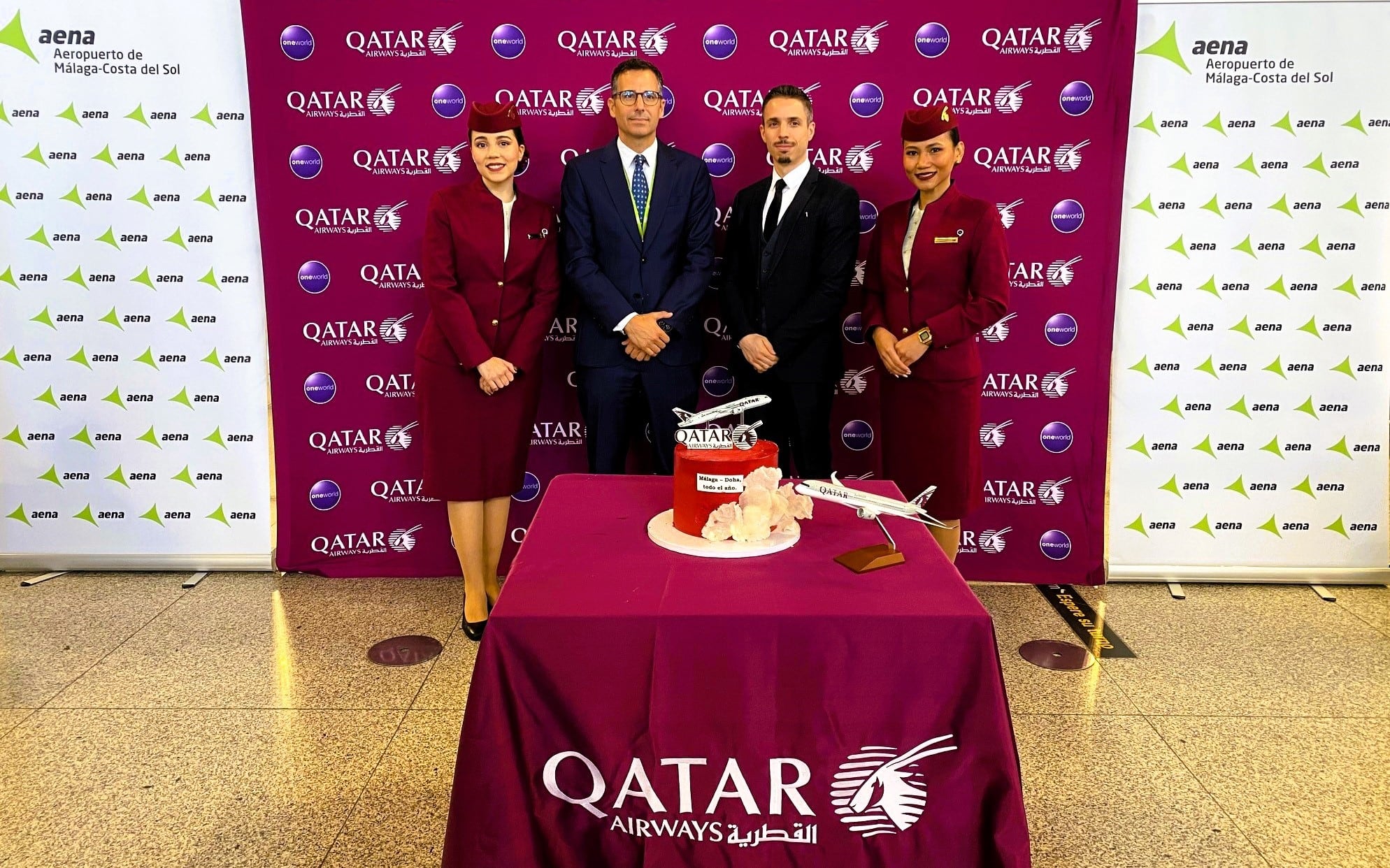 El equipo de la compañía aérea en la terminal de Málaga