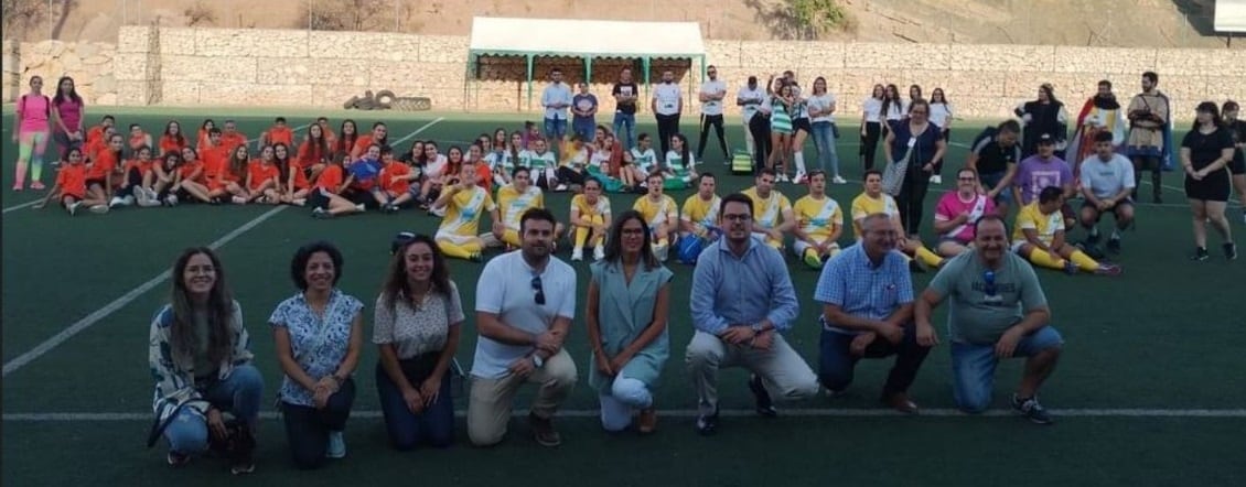 Foto de familia con los jóvenes participantes, en primer plano alcaldesa, concejales y representantes de la ADR Sierra Mágina