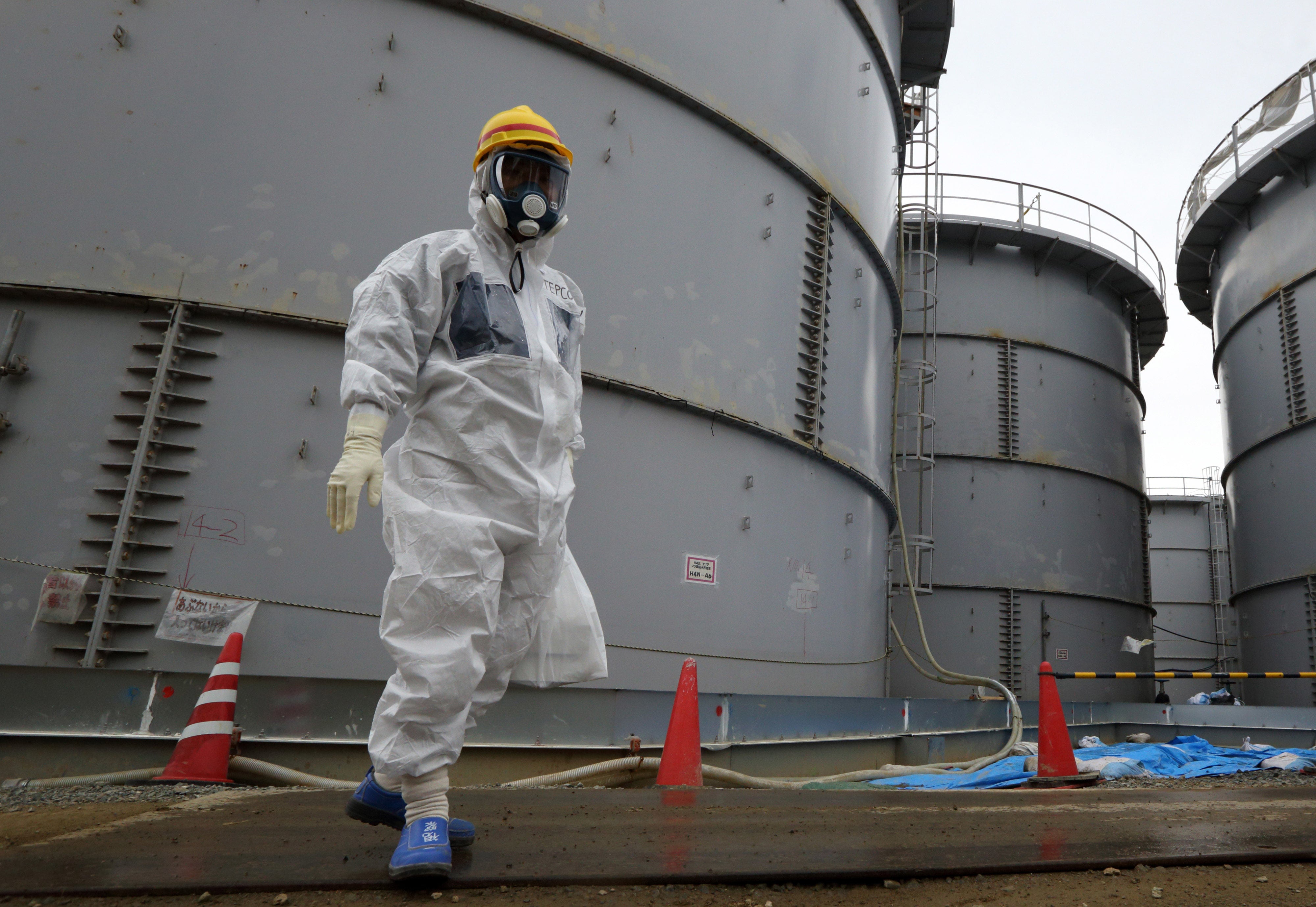 Un trabajador de TEPCO en las instalaciones de Fukushima