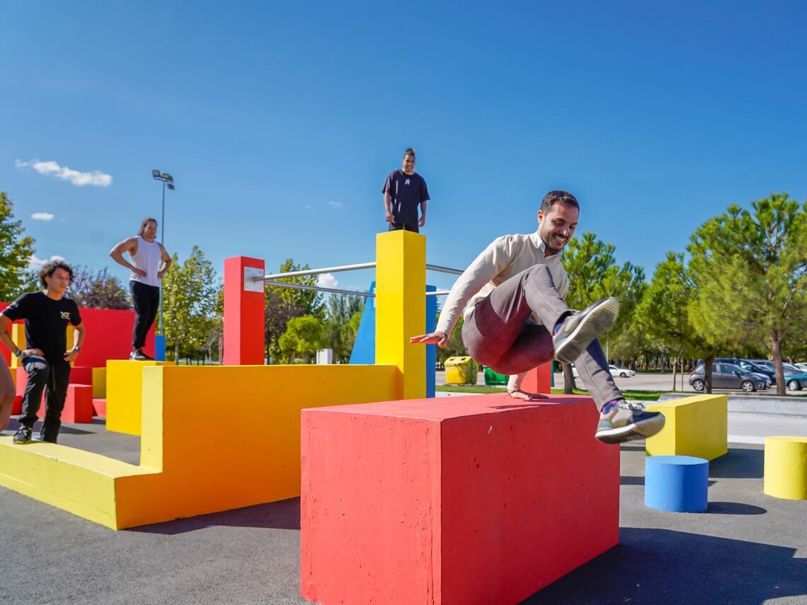 El alcalde de Torrejón de Ardoz, Alejandro Navarro, inaugura el nuevo circuito de parkour en la localidad. / Ayuntamiento de Torrejón de Ardoz