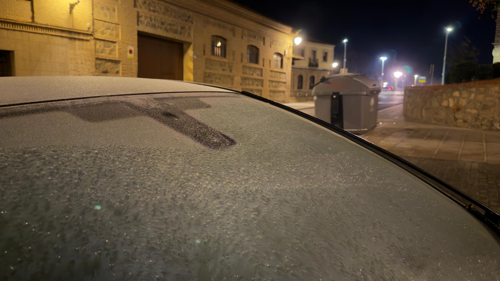 Imagen de una luna de un coche congelada en Toledo, tras una madrugada de temperaturas bajo cero