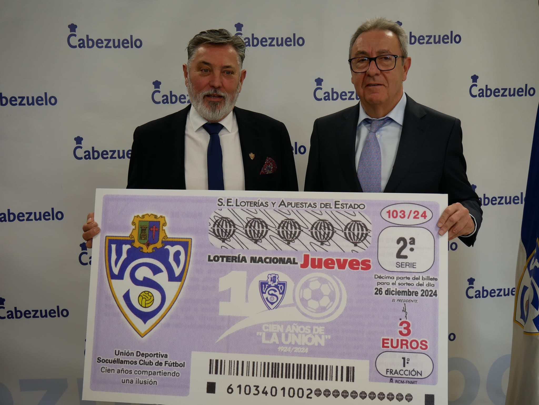 El presidente de la UD Socuéllamos, Sebastián Espinosa (izquierda), durante la presentación del décimo de Lotería Nacional conmemorativo del centenario