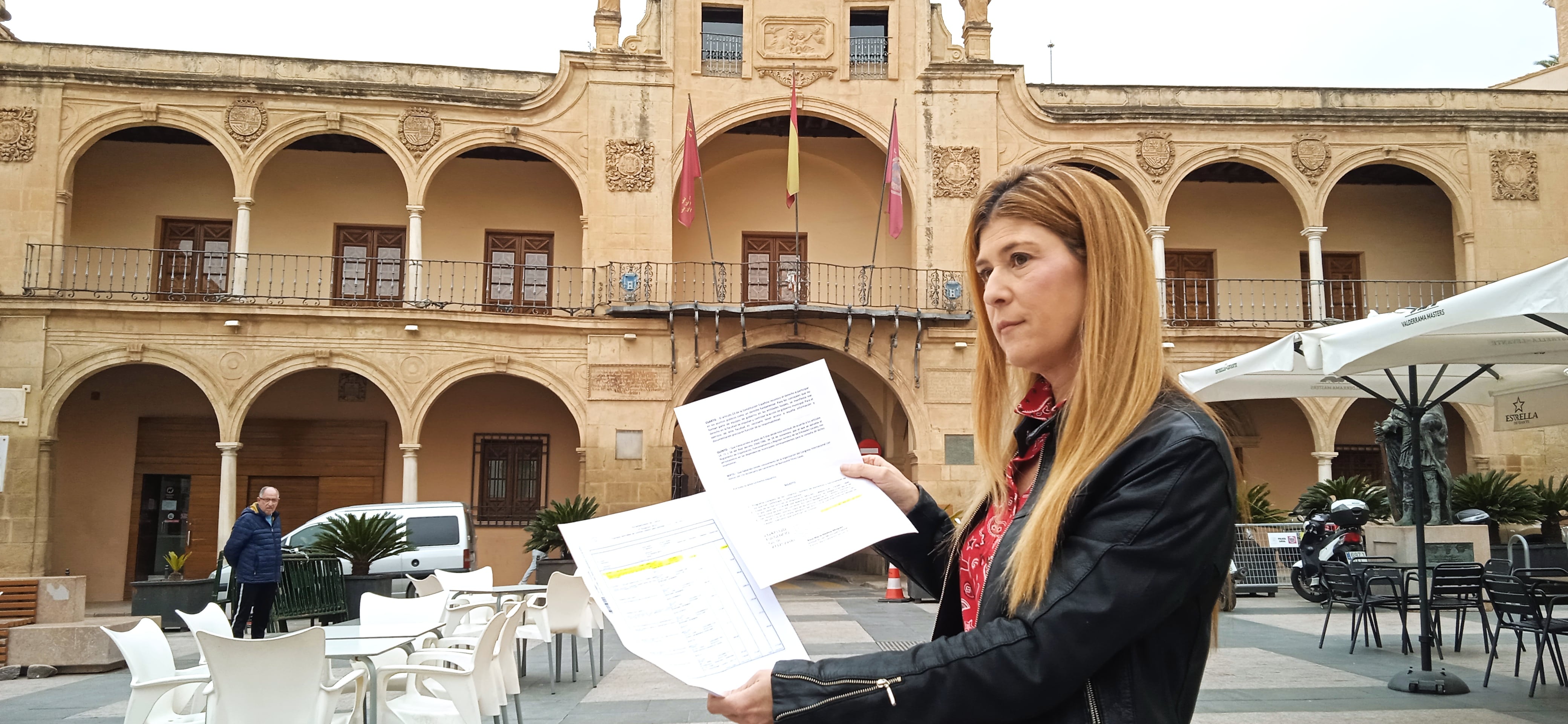 Rosa María Medina, secretaria del PP muestra unas facturas aprobadas por el equipo de gobierno de un congreso