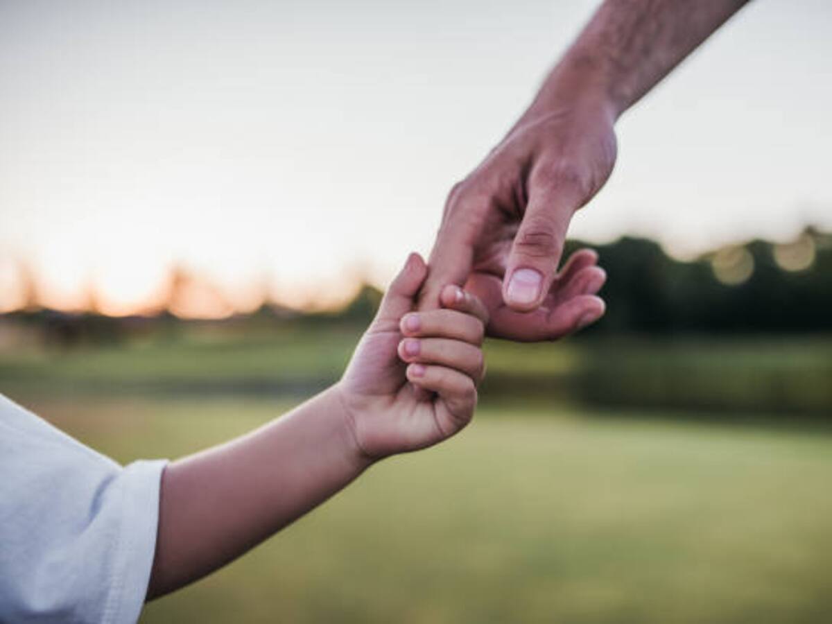 La familia de acogida de una niña recurre ante el Constitucional una sentencia del Supremo que concluyó que la menor tiene que volver con su familia biológica