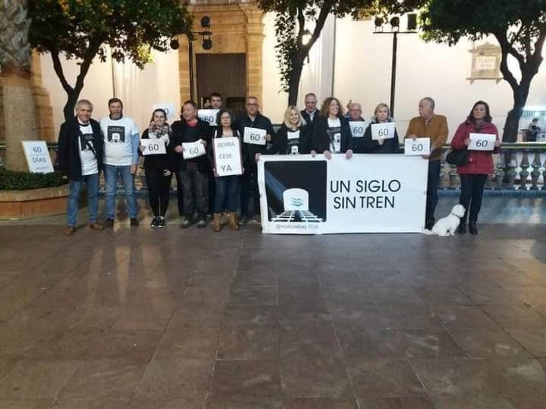 Una de las concentraciones de &quot;Un siglo sin tren&quot; en la Plaza Alta de Algeciras.