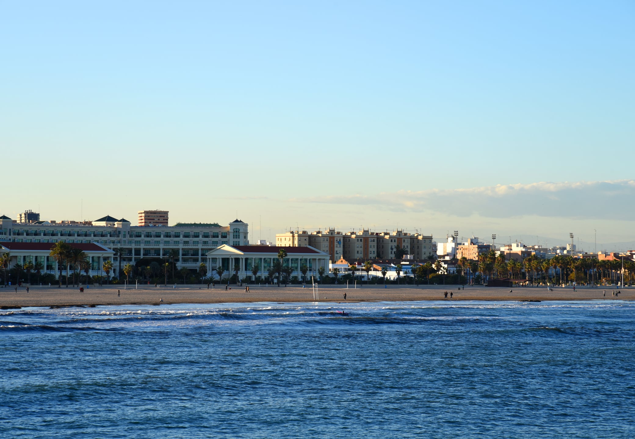 Vista de la costa y la playa desde La Marina de Valencia en el mar hasta la playa de Las Arenas
