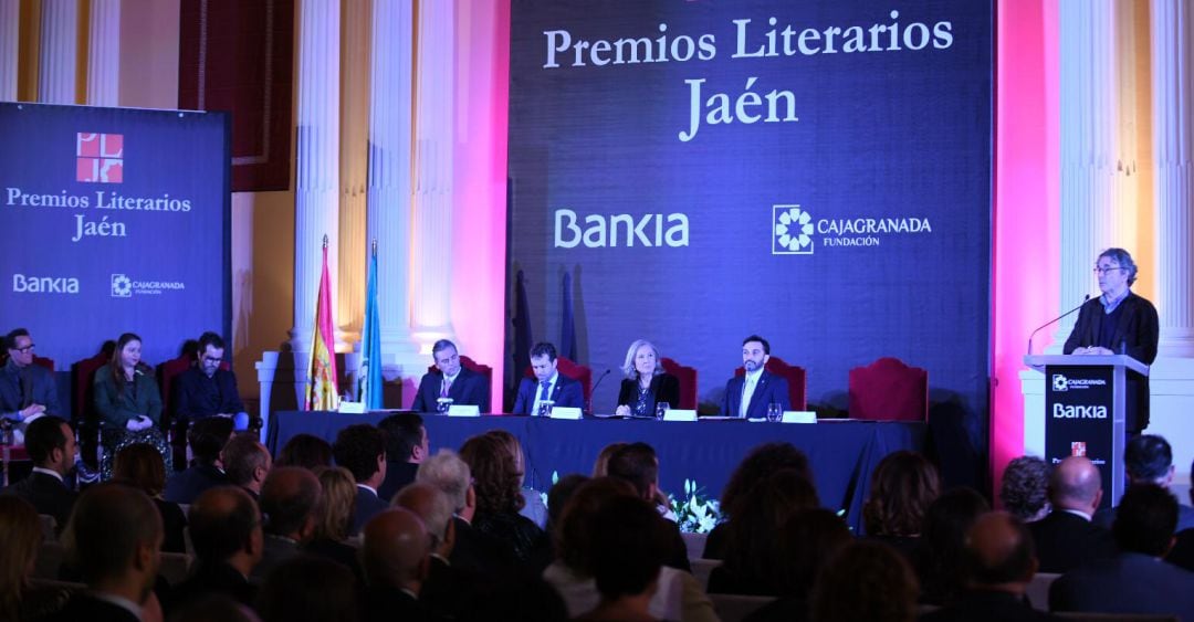 Premios Literarios Jaén, con los premiados, representantes políticos e institucionales y Andrés Trapiello.