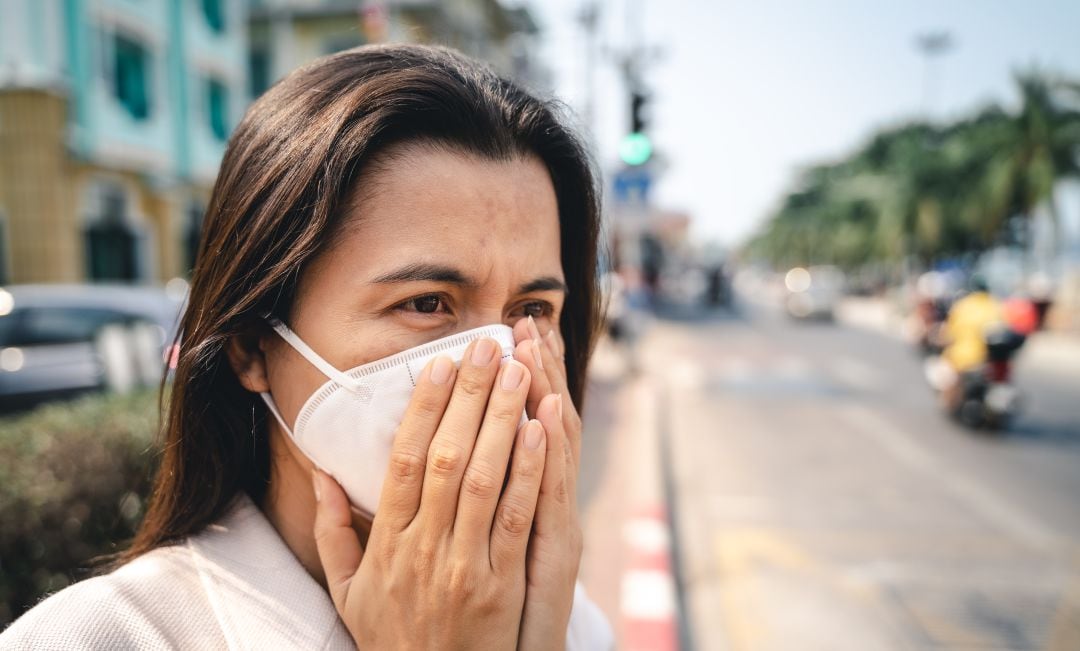 El uso de la mascarilla nos lleva a preguntarnos si, además de disminuir los contagios de covid-19, reduciría el impacto de la contaminación en la salud.