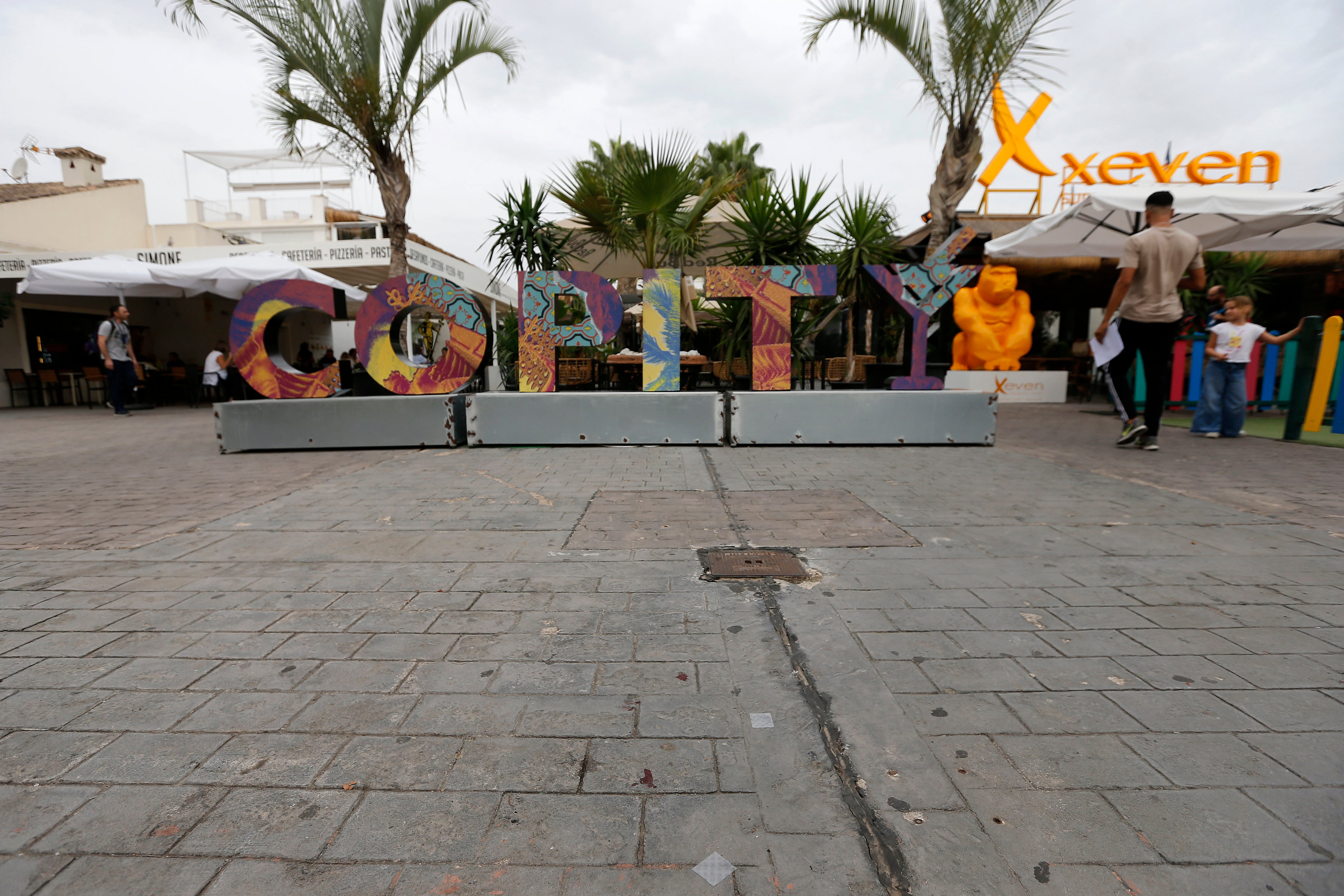 Unas gotas de sangre en el suelo indican la zona donde esta madrugada murió de un puñetazo un joven en una zona de ocio de Alicante