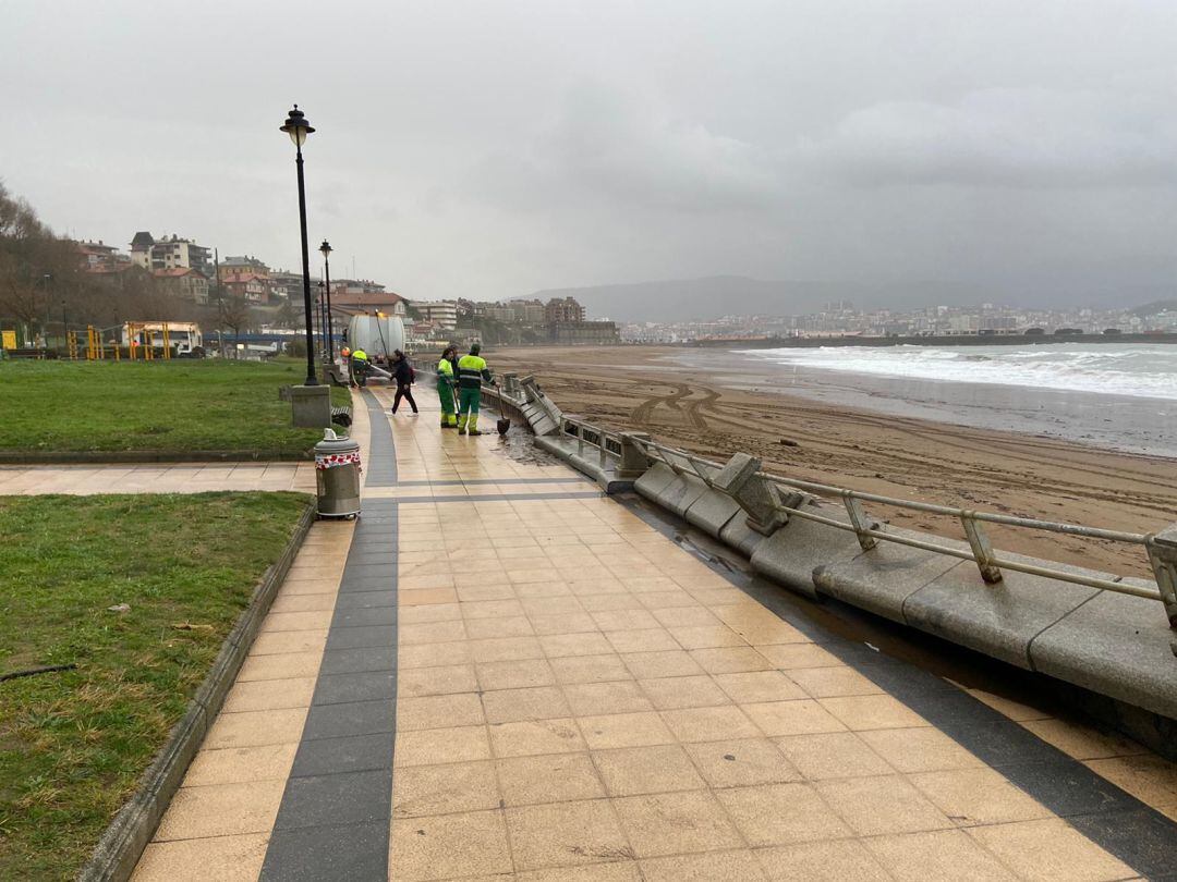 Los daños han afectado al paseo junto a la playa ed Ereaga de Getxo