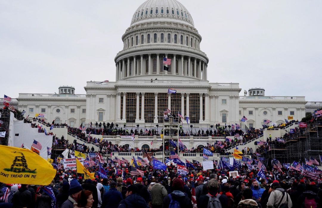 Seguidores de Donald Trump irrumpen durante unas protestas en los terrenos del Capitolio de los Estados Unidos hoy, en Washington (Estados Unidos).