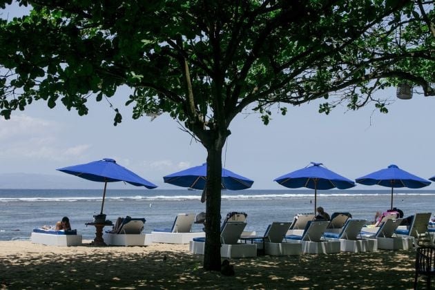 Turistas disfrutan del mar en la playa de Sanur, en Bali (Indonesia).