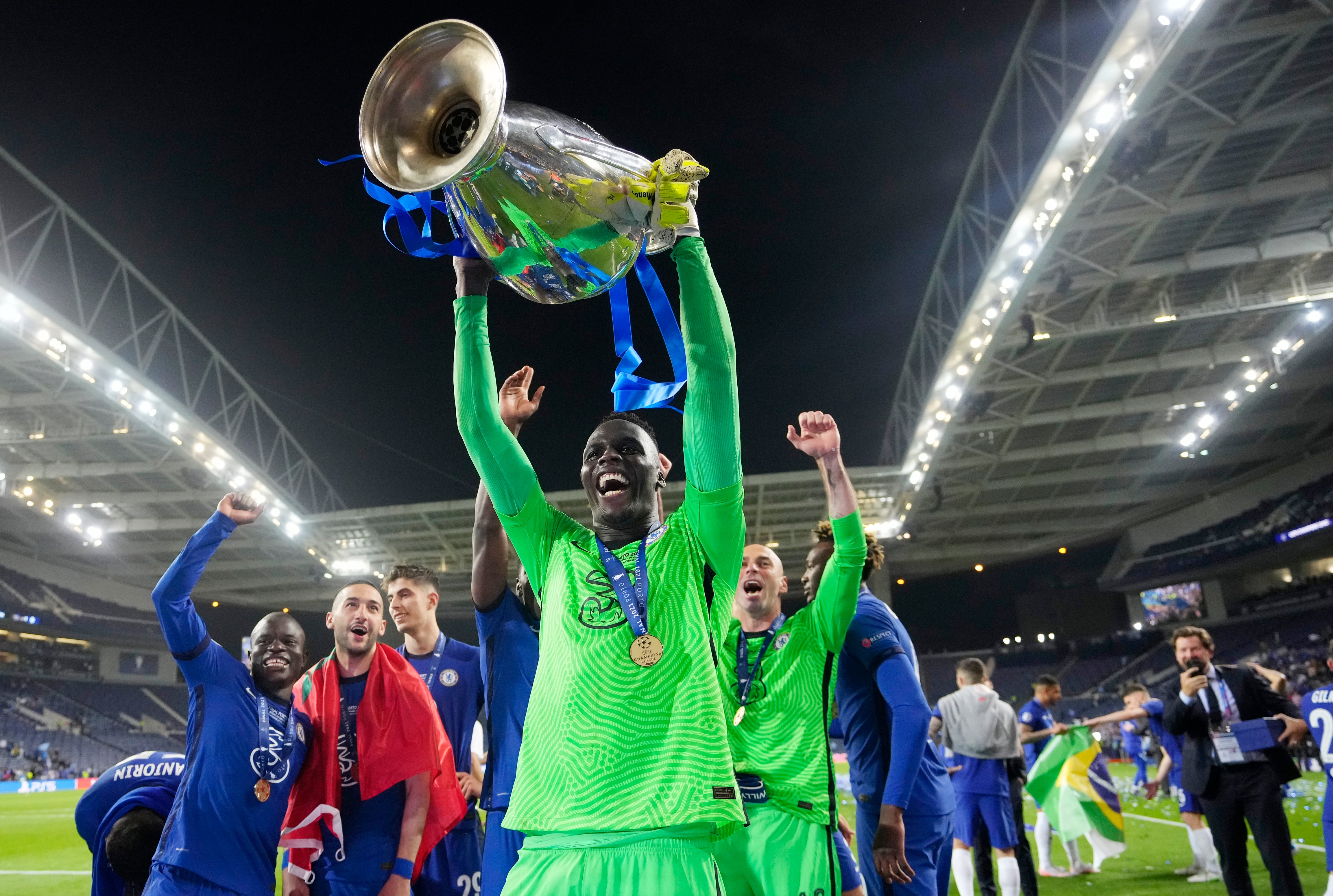 Edouard Mendy levanta la Champions lograda con el Chelsea