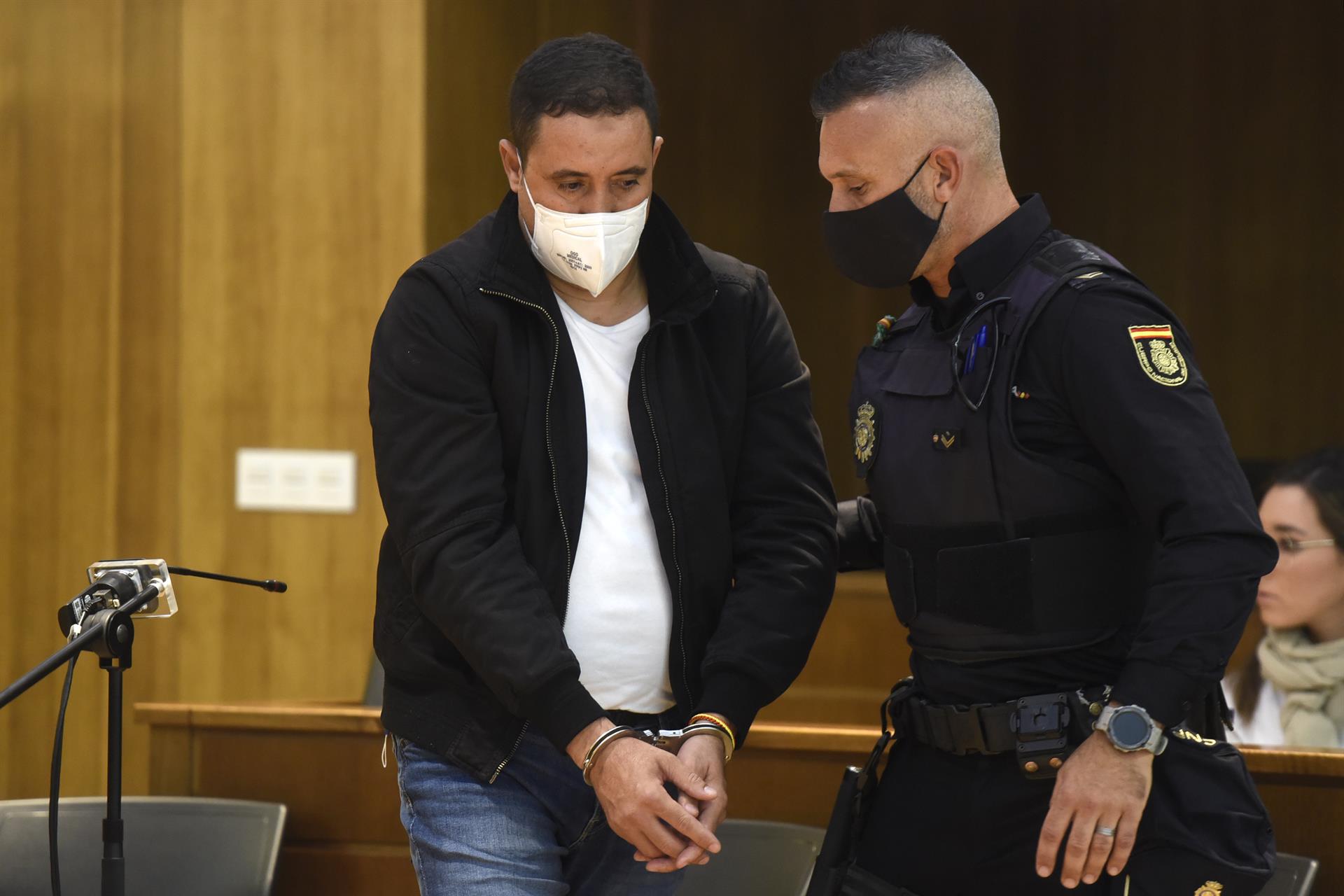 El acusado de asesinar a su mujer en Barbastro, antes del inicio del juicio