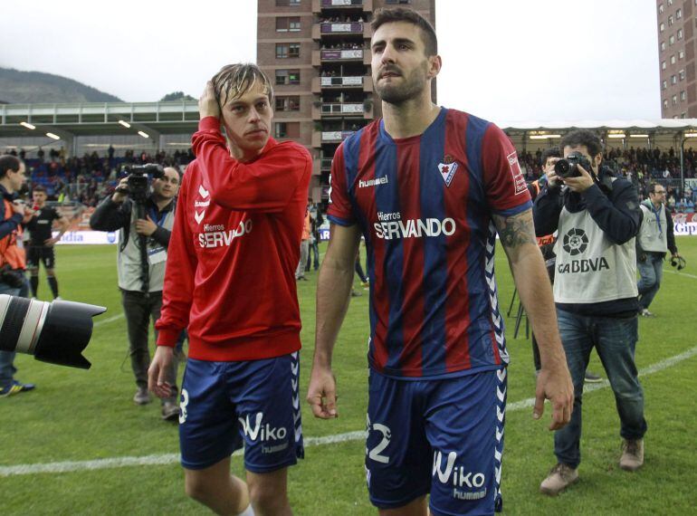 GRA223. SAN SEBASTIAN, 23/05/2015.- Los jugadores del Eibar, Javi Lara (i), y Raul Navas (d), abandonan el estadio de Ipurua tras el partido de la jornada 38 de la Liga BBVA de fútbol disputado hoy contra el Córdoba en Eibar. El Eibar consumó su descenso a la Liga Adelante a pesar de ganar este sábado por 3-0 al Córdoba. EFE/Juan Herrero.