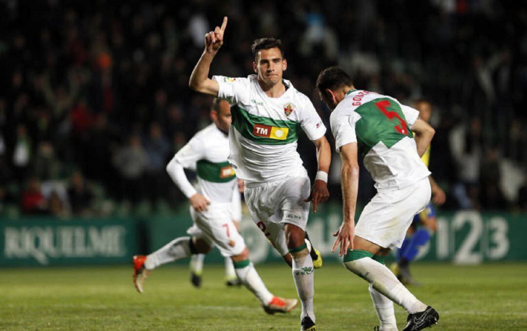 Dani Calvo celebra un gol con el Elche en el Martínez Valero