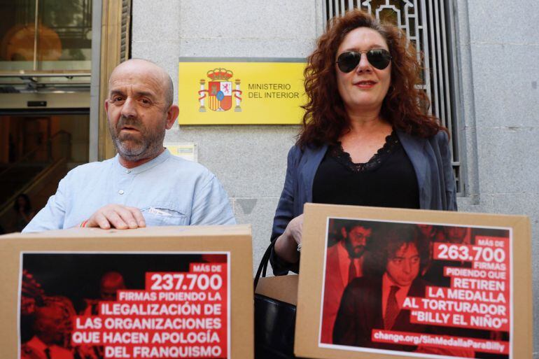 El portavoz de la Asociación para la Recuperación de la Memoria Histórica, Bonifacio Sánchez, y la periodista Cristina Fallarás, entregan en el Ministerio del Interior, 250.000 firmas para pedir la retirada de la condecoración al exinspector de la Brigada Político Social Juan Antonio González Pacheco, apodado Billy el Niño, y de otras 237.000 para solicitar la ilegalización de las organizaciones que hacen apología del franquismo. 