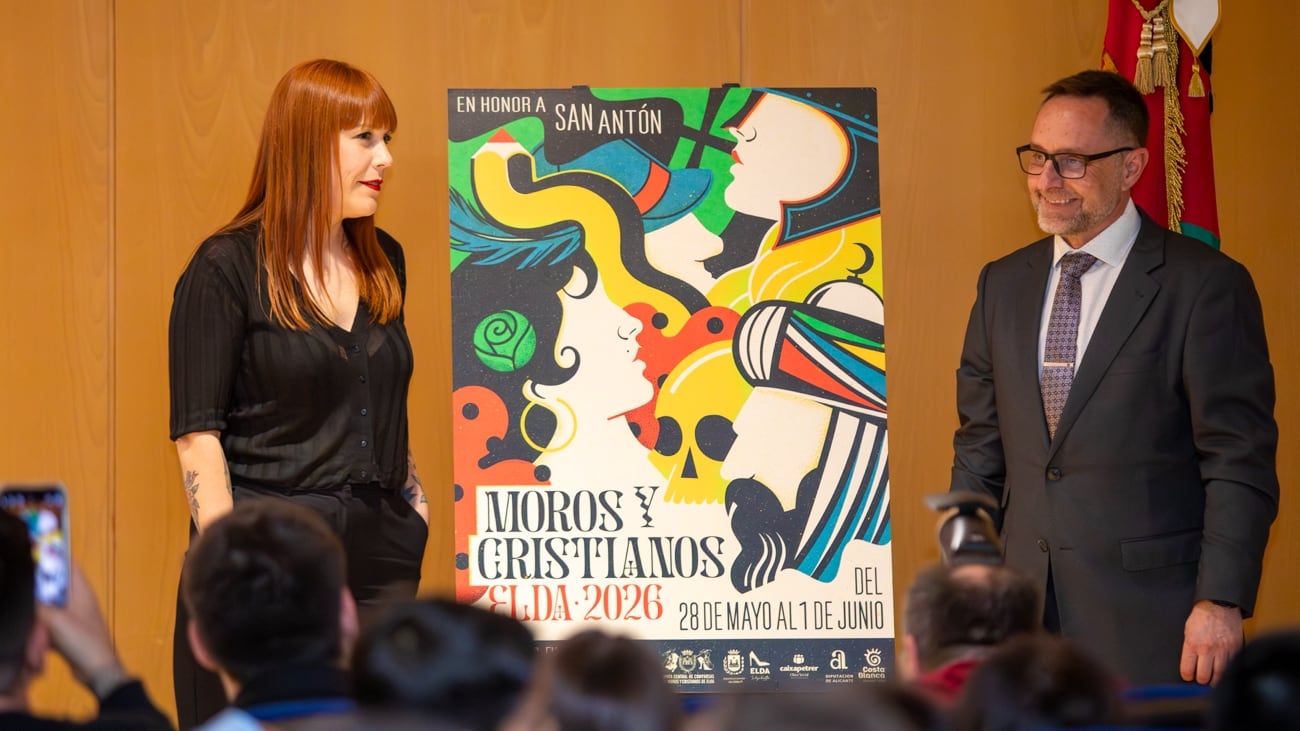 La artista eldense y diseñadora del cartel, Beatriz Marín, tras desvelar el diseño junto a Pedro Serrano, presidente de la Junta Central de Comparsas de Moros y Cristianos de Elda