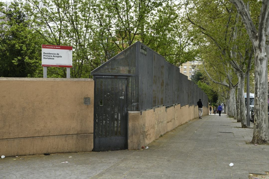 Archivo - Puerta y cartel del Centro de Primera Acogida Hortaleza. 