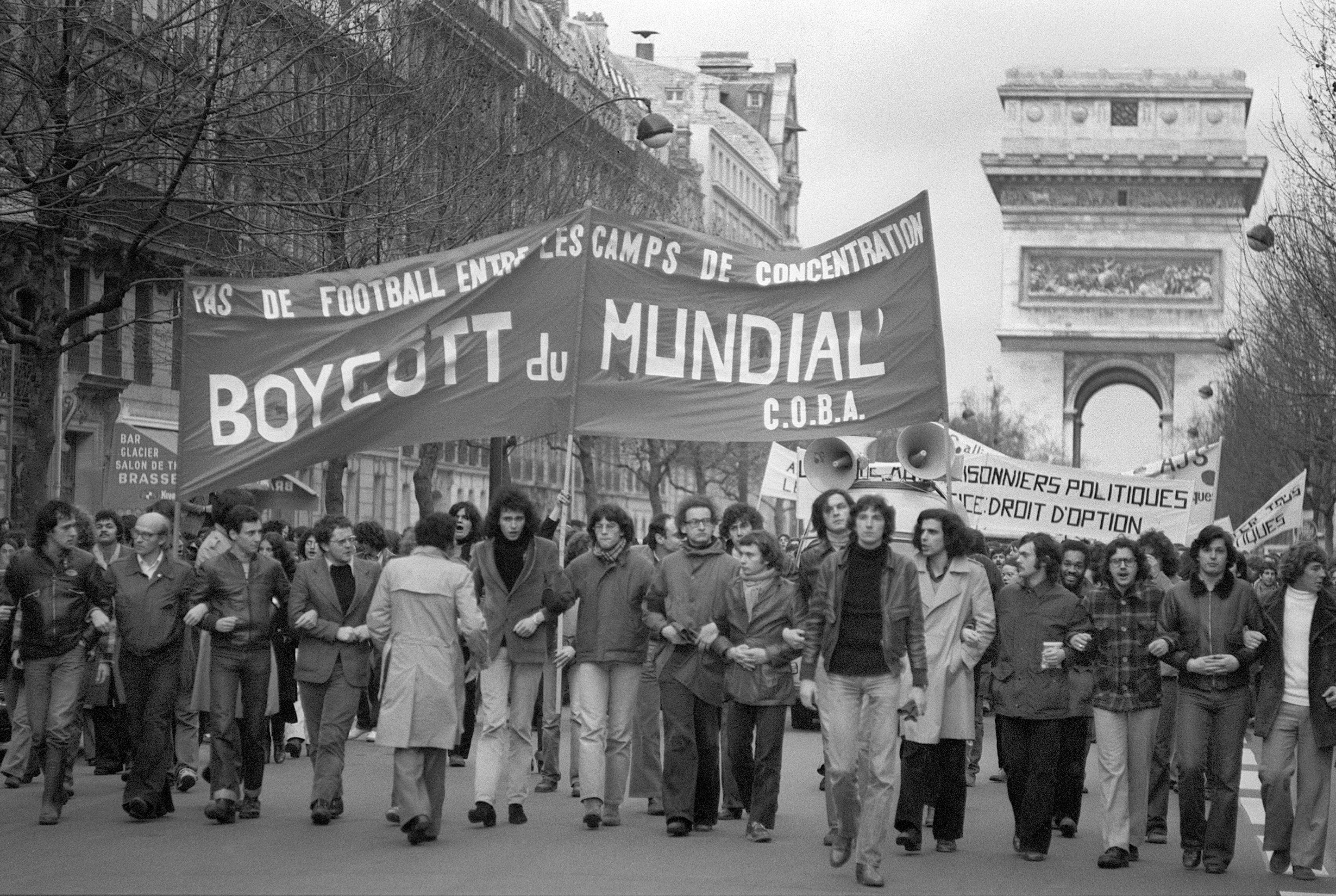 Protestas en París contra el Mundial organizado por Argentina en 1978.