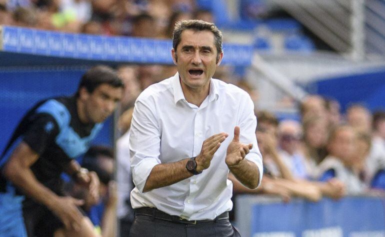 Valverde da instrucciones desde la banda de Mendizorroza