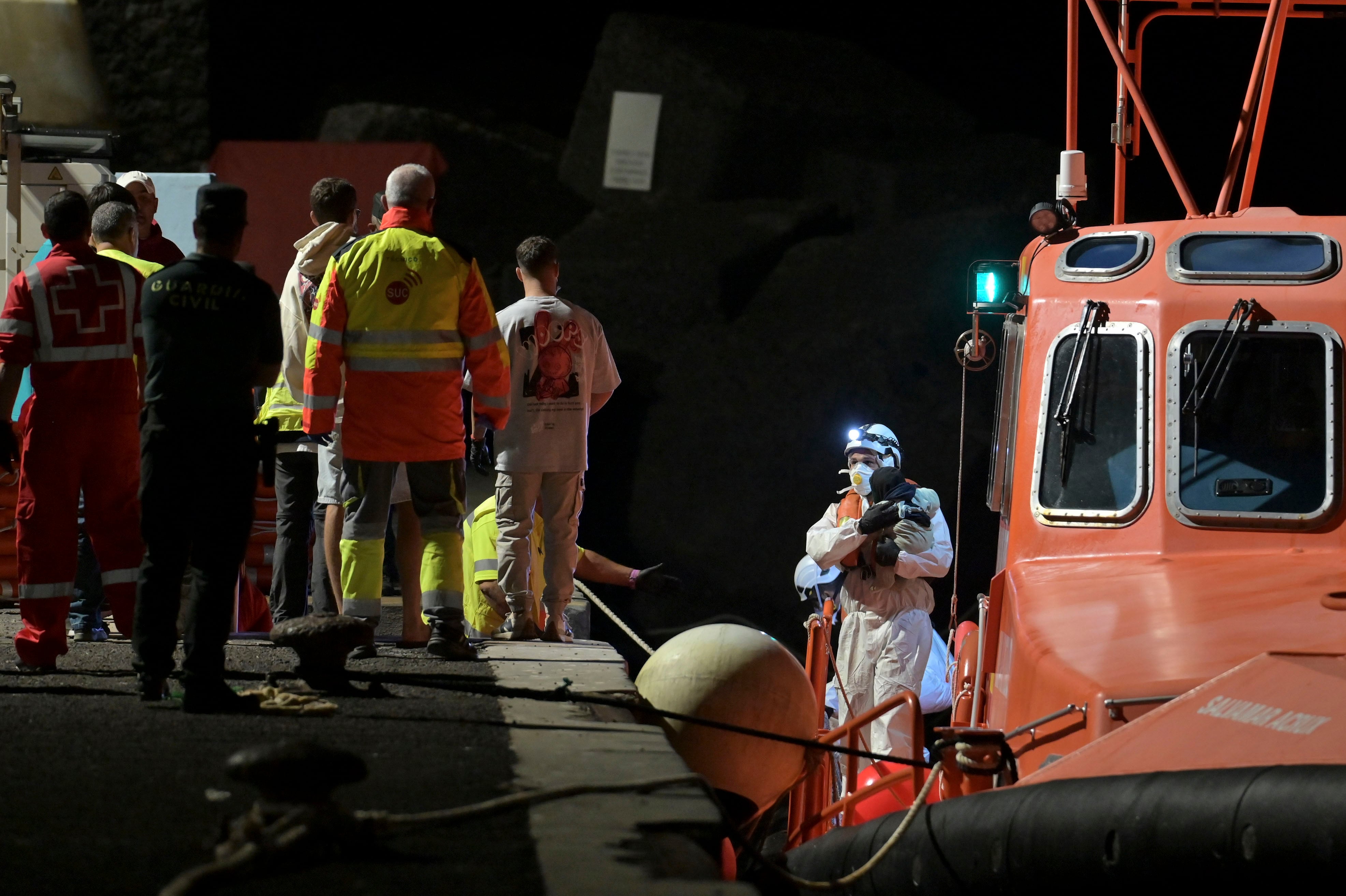 Inmigrantes de un grupo de 65 llegan al puerto de La Restinga en El Hierro en la noche de este jueves.