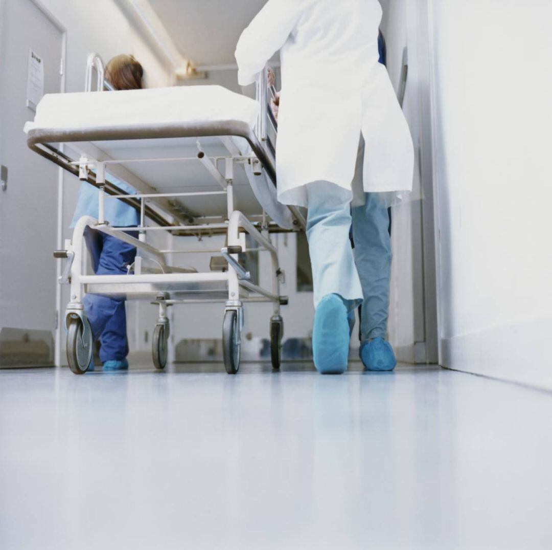 Los celadores de la provincia se han concentrado para exigir que se les reconozca como personal de riesgo