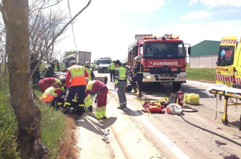 Los equipos de emergencias trabajan en el lugar del siniestro