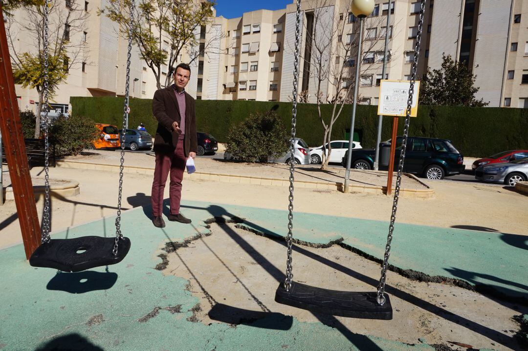 En algunas zonas del parque el suelo de corcho ha sido arrancado