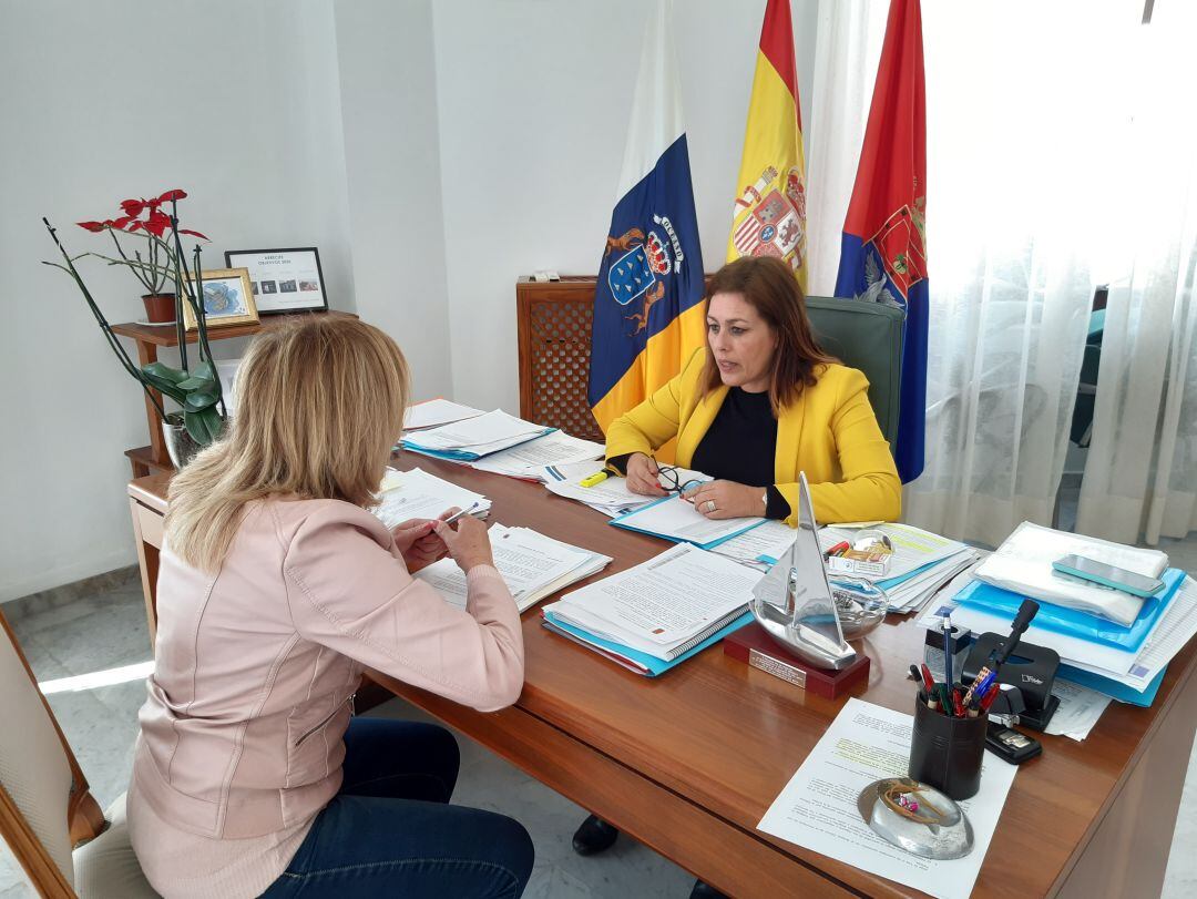 La alcaldesa de Arrecife, Ástrid Pérez, con la concejal de Educación, Rosario González.