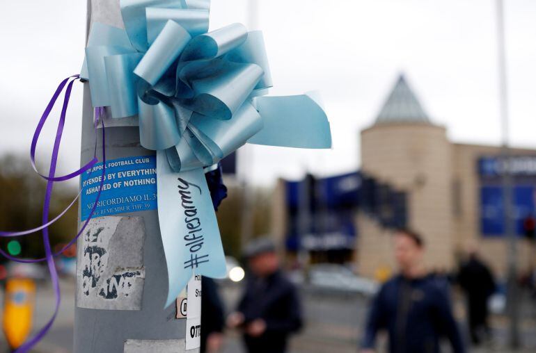 Mensajes de apoyo a Alfie Evans en las afueras de un estadio de fútbol