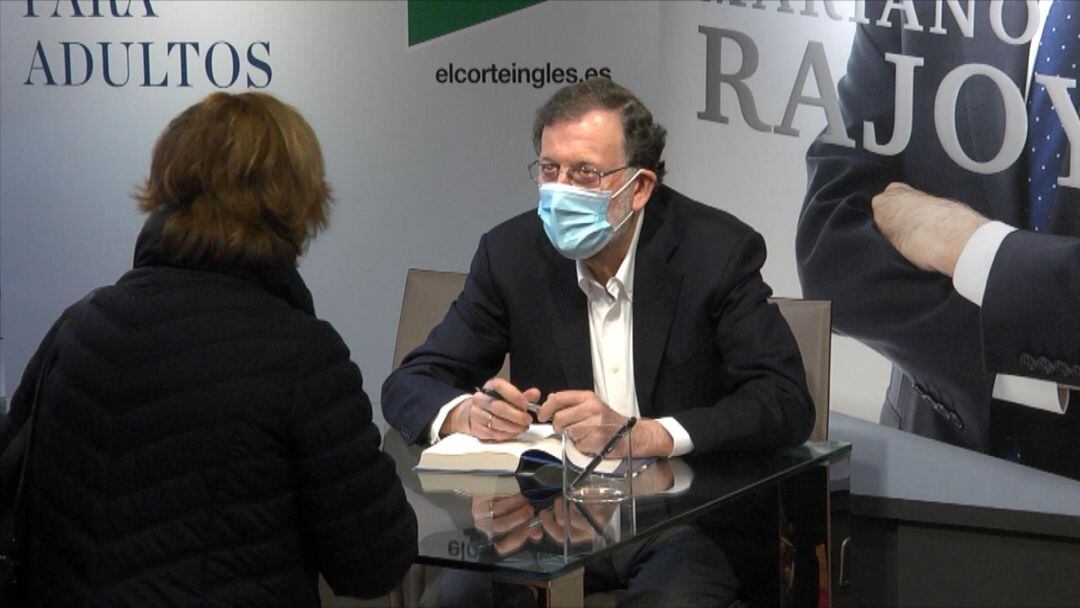 Rajoy firmando libros en Vigo