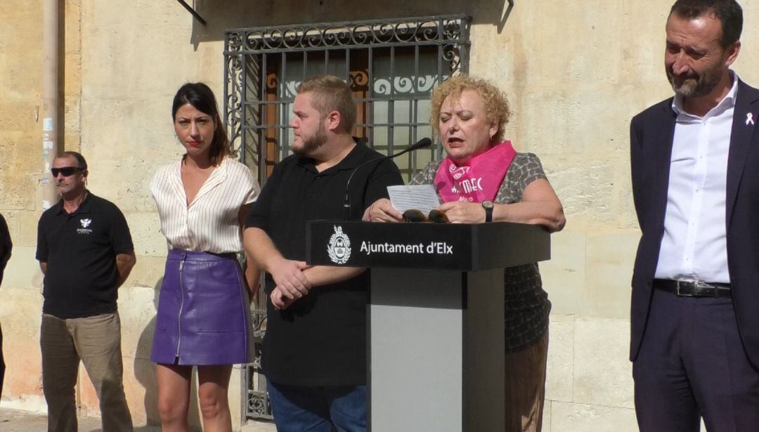 Lectura del manifiesto de Amacmec en la Plaza de Baix