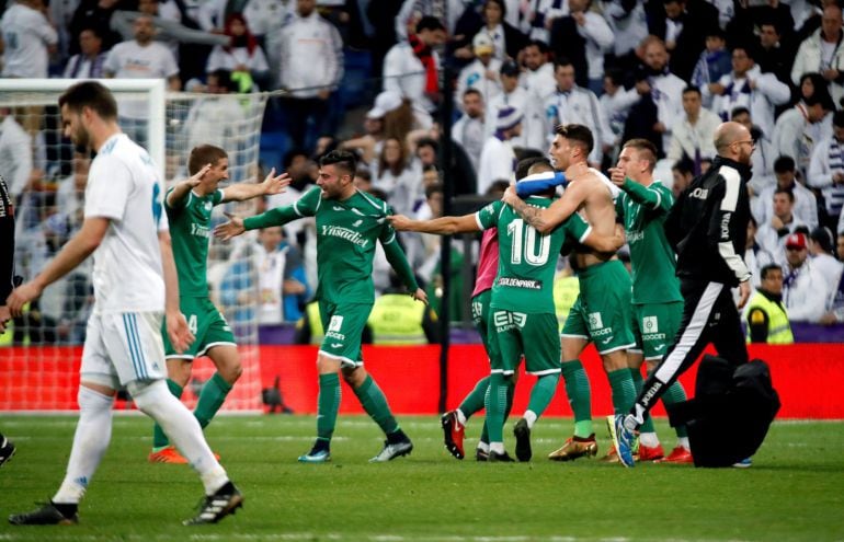 Los jugadores del Leganés celebran su pase a las semifinales de la Copa del Rey tras derrotar al Real Madrid en el Santiago Bernabéu