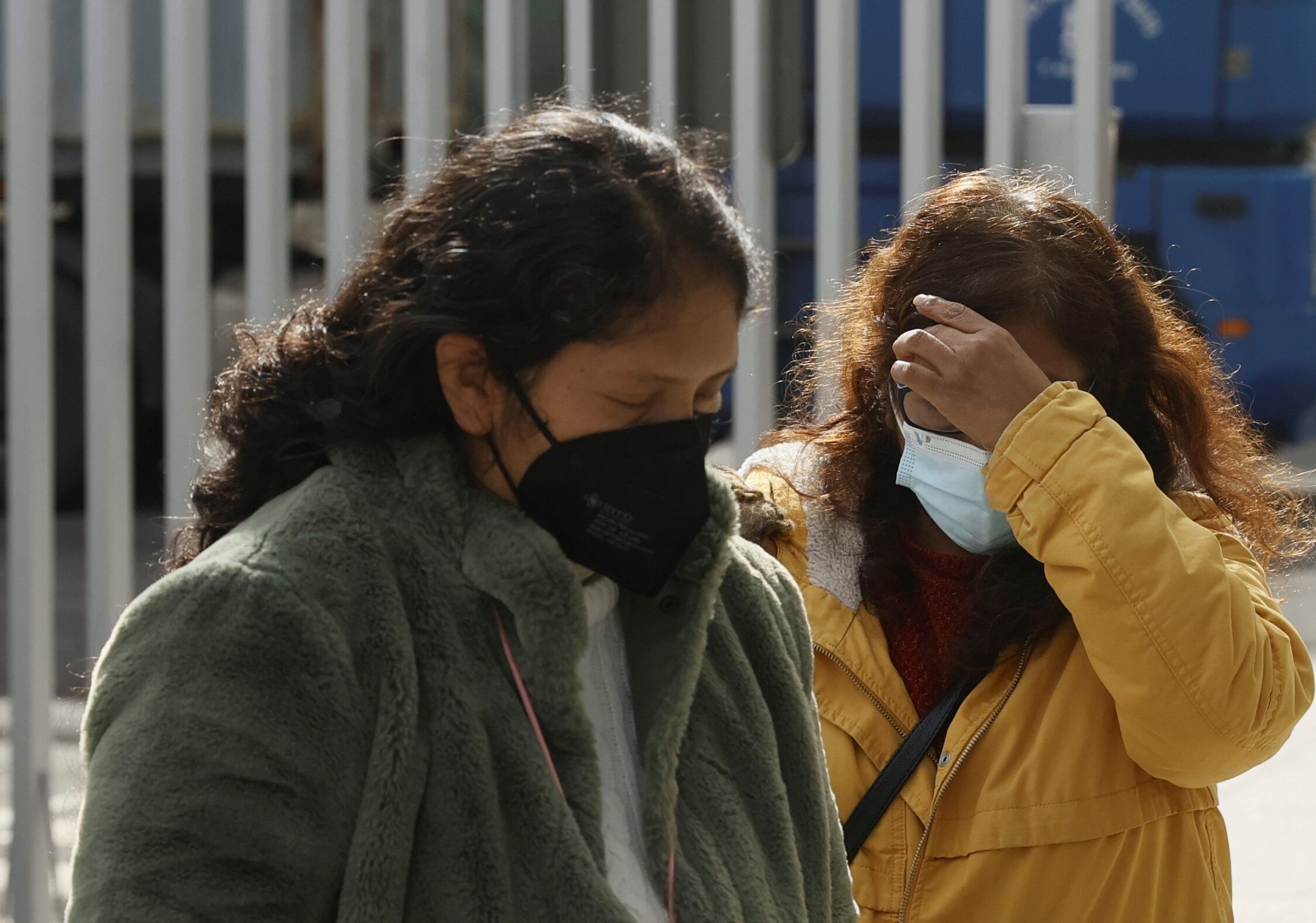 Familiares de los marineros desparecidos en el naufragio del pesquero gallego Villa de Pitanxo, naufragado en aguas de Canadá, en el puerto de Marín, Pontevedra, este jueves, durante la visita del ministro de Agricultura, Luis Planas.. EFE/Lavandeira jr