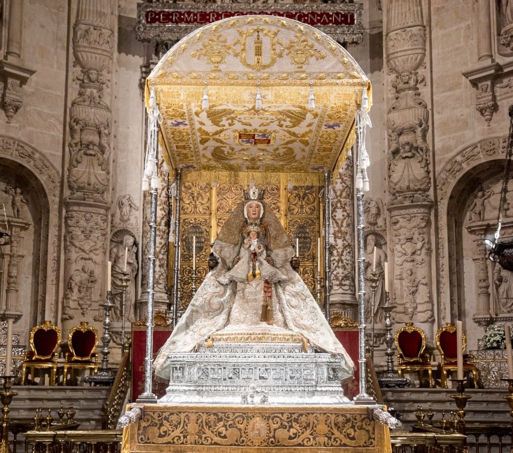 La Virgen de los Reyes bajo su palio de tumbilla, preparada para la Magna del domingo