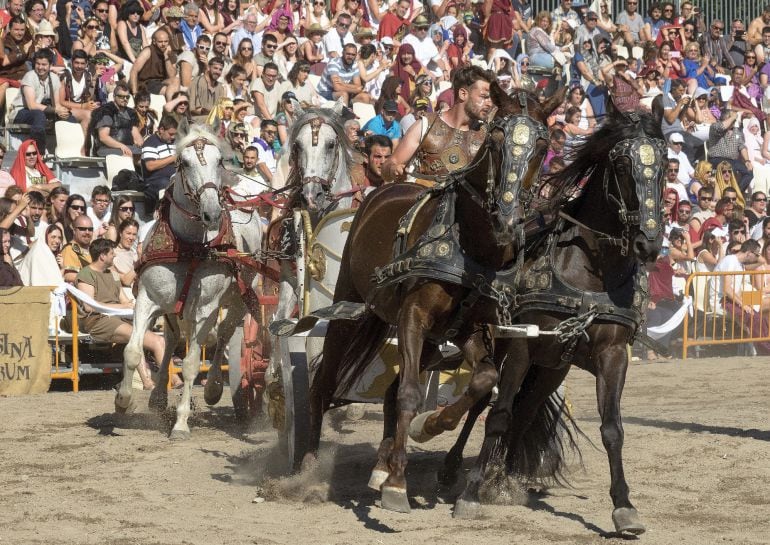 Carreras de carros y lucha de gladiadores en el circo romano durante el último día de la celebración de la fiesta del Arde Lucus