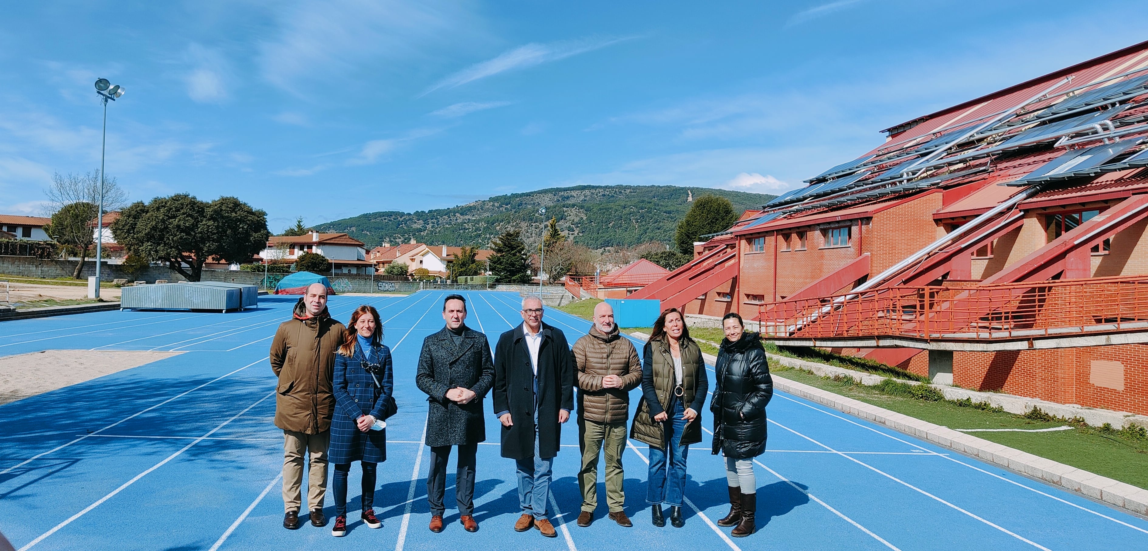 El consejero de Administración Local, Carlos Izquierdo ha visitado las obras de remodelación de la Ciudad Deportiva Navafría de Moralzarzal